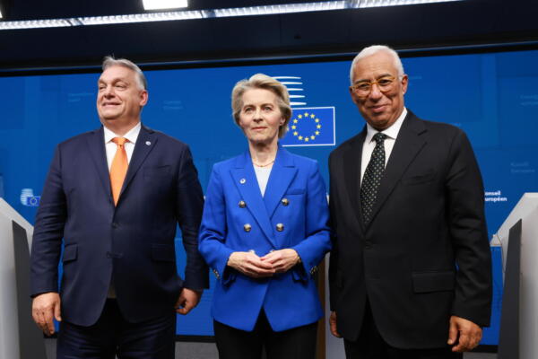El Primer Ministro húngaro, Viktor Orbán; la presidenta de la Comisión Europea, Ursula von der Leyen, y el presidente del Consejo Europeo, Antonio Costa. EFE/OLIVIER HOSLET