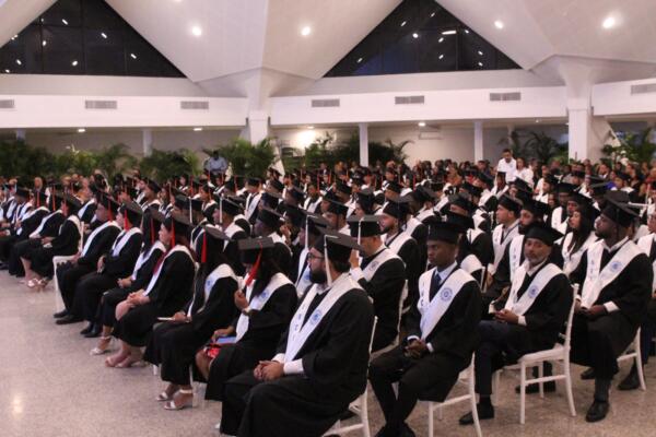 Universidad INCE celebra 50 aniversario con la graduación de más de 100 nuevos profesionales
