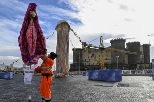 Vagina gigante responde a estatua fálica exhibida en Nápoles