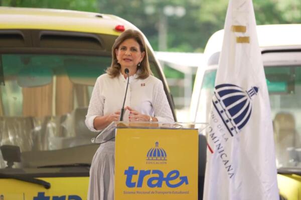 Vicepresidneta Raquel Peña  hace entrega de transporte escolar