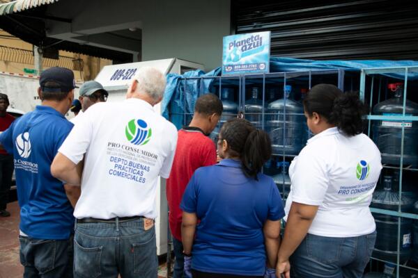 Pro Consumidor decomisó cientos de botellones de agua que se encontraban expuestos a los rayos solares. (foto, fuente externa)