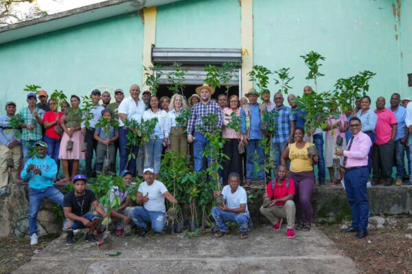 FEDA ha entregado 50,000 plántulas de café a los productores de Santa Elena, en Barahona. (Foto, fuente externa)