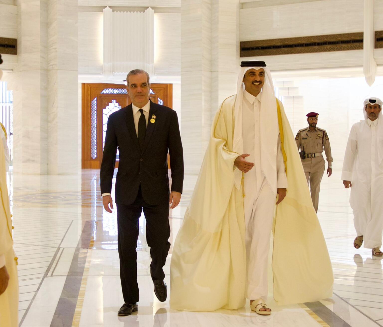 Previo a esta reunión con el Emir, el mandatario dominicano y su comitiva, participó en el Foro Mundial de Doha.