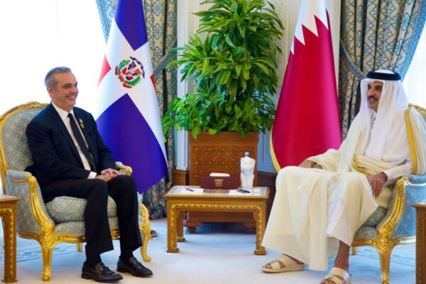 El presidente Luis Abinader sostuvo una importante reunión esta mañana con el Emir de Qatar, Tamin Bin Hamad Al Thami.