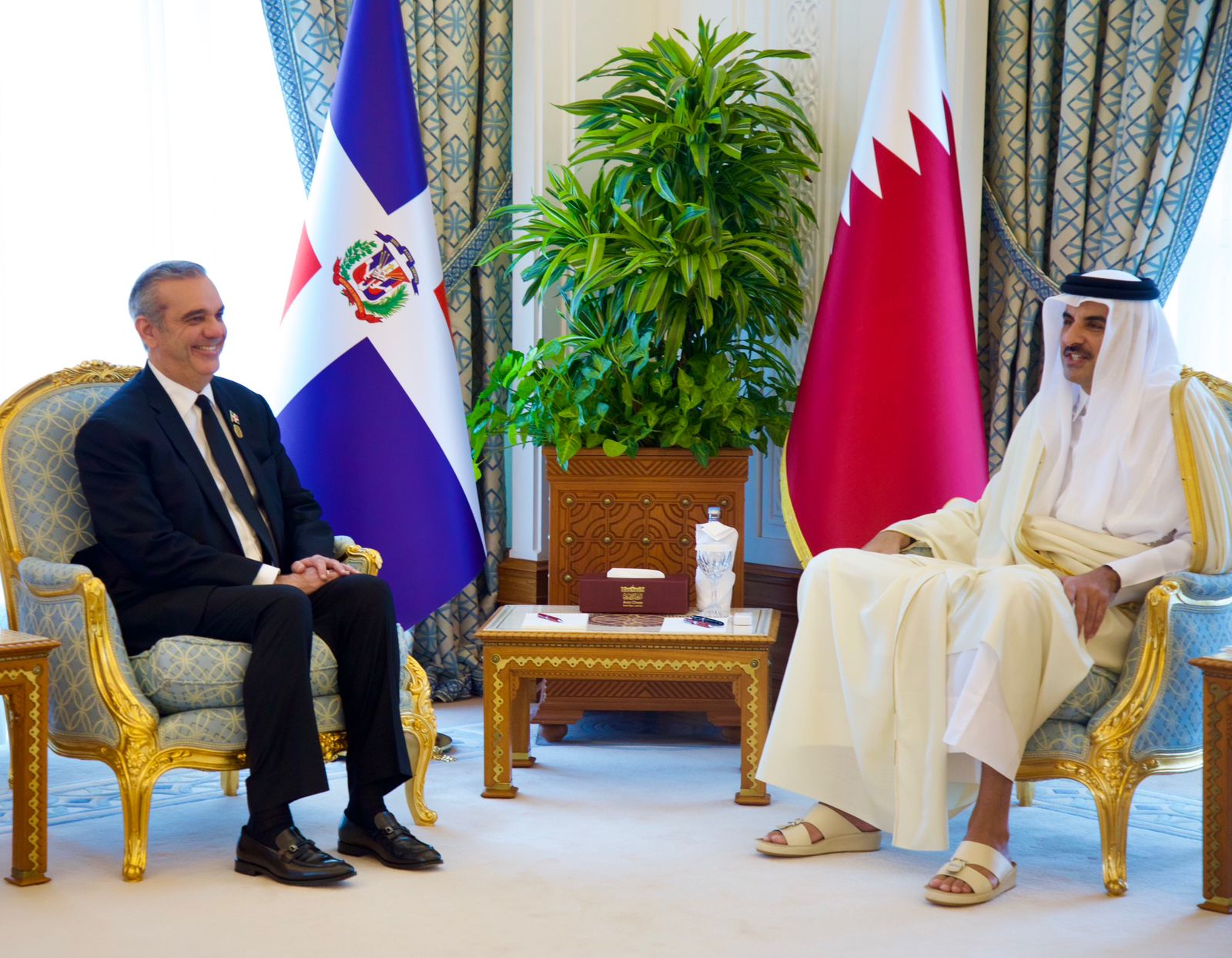 El presidente Luis Abinader sostuvo una importante reunión esta mañana con el Emir de Qatar, Tamin Bin Hamad Al Thami.