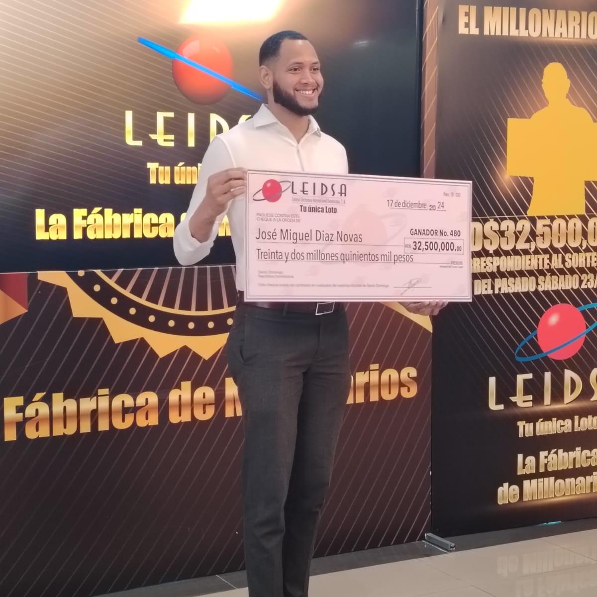 LEIDSA premia a José Miguel Díaz, uno de los ganadores del acumulado de 65 millones