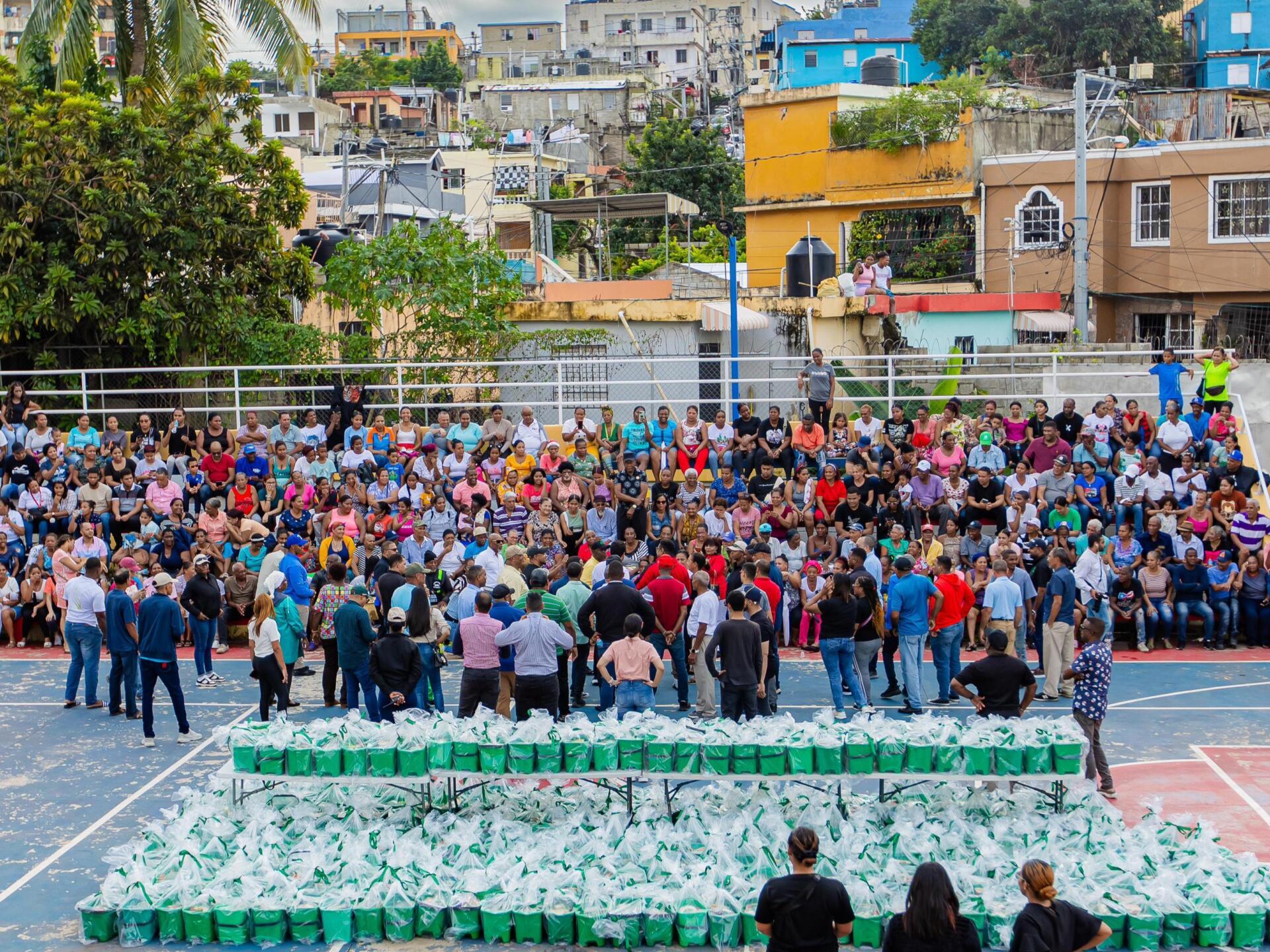 Omar Fernández entrega alimentos y esperanza a 12,000 familias necesitadas