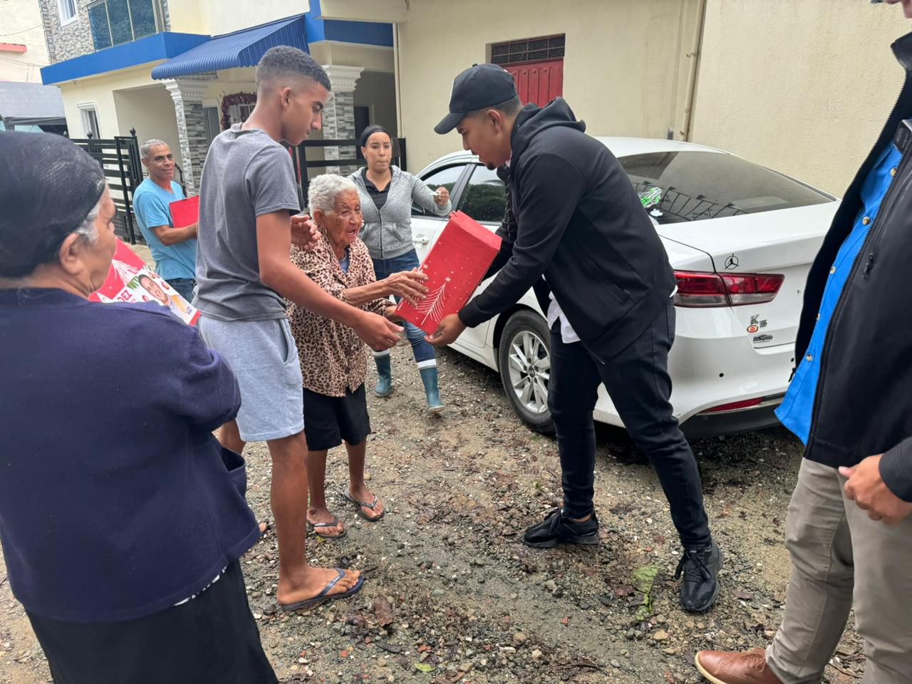 Luis Valdez entrega cajas navideñas a familias vulnerables de Jarabacoa