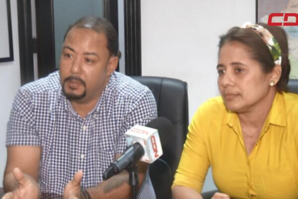 Pareja de esposo demanda de embajada de EE.UU. información sobre supuestas acusaciones de narcotráfico
