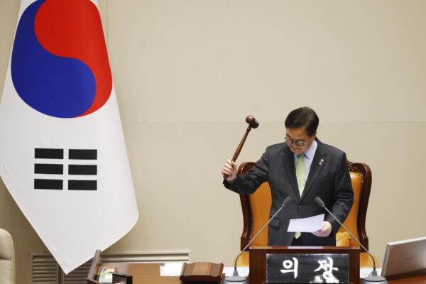 El presidente de la Asamblea Nacional de Corea del Sur, Woo Won-shik, golpea el mazo para anunciar que no se alcanzó el quórum necesario para destituir al presidente del país, Yoon Suk-Yeol. 
EFE/EPA/JEON HEON-KYUN / POOL
