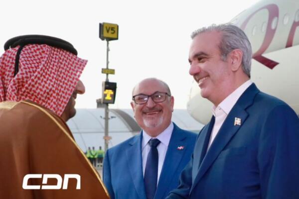 Presidente Luis Abinader reunido con funcionarios de Qatar durante su visita.