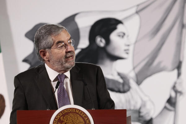  El canciller mexicano Juan Ramón de la Fuente, participa durante la conferencia de prensa matutina de la presidenta de México Claudia Sheinbaum