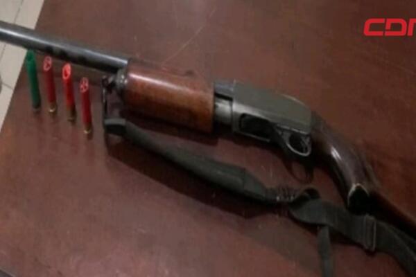 Arma de fuego retenida a hombre apresado.