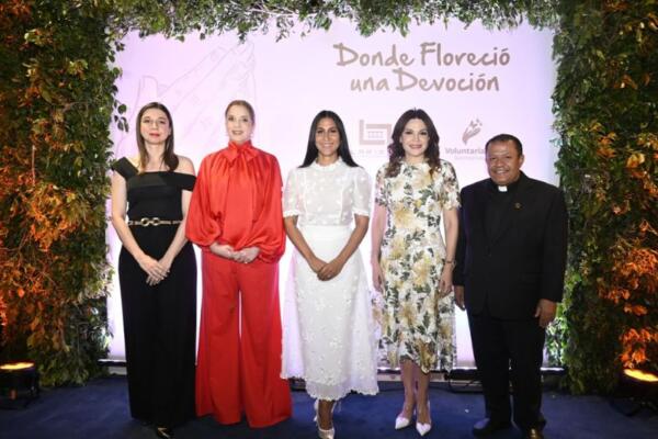 Noelia García de Pereyra, presidenta del Voluntariado Banreservas; y Elsa Turull de Alma, directora del documental; son acompañadas por la soprano Nathalie Peña Comas, protagonista de la obra religiosa; el padre Evaristo Areche, rector de la Basílica de Higüey; y Marianna Vargas, directora de la Dirección General de Cine (DGCINE), durante el Avant premier del “Donde floreció una devoción