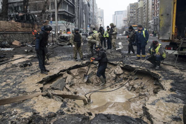 Trabajadores comunitarios drenan el agua de un cráter de explosiónel lugar de un ataque con misiles en el centro de Kyiv, Ucrania, 20 de diciembre de 2024, en medio de la invasión rusa. Al menos una persona murió y otras 10 resultaron heridas como resultado del bombardeo ruso en Kyiv, según el Servicio Estatal de Emergencia de Ucrania (SESU). (Rusia, Ucrania, Kiev) EFE/EPA/MAXYM MARUSENKO