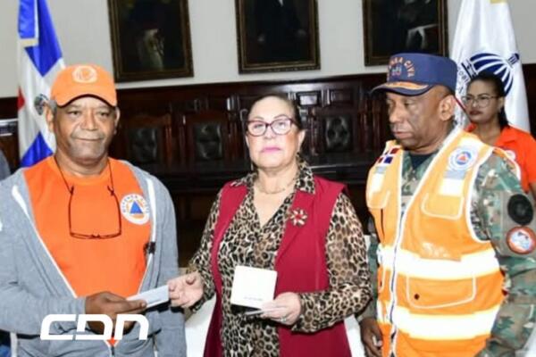 Gobernadora de Santiago Rosa Santos, junto al Director General de la Defensa Civil.