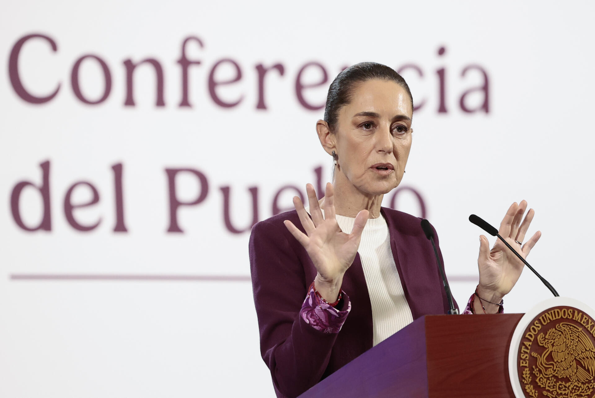 La Presidenta de México, Claudia Sheinbaum, habla durante una conferencia