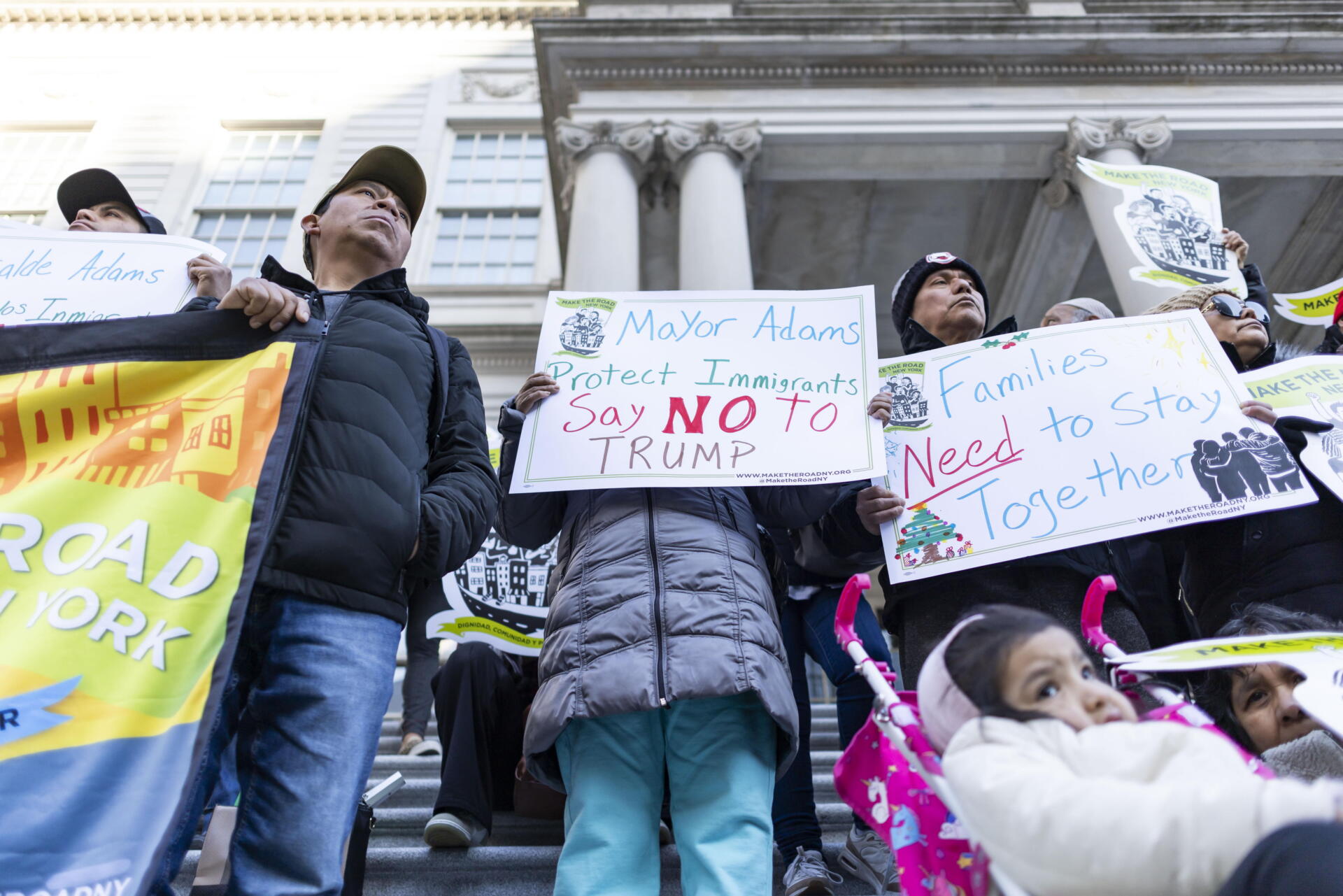 Migrantes se manifiestan en el Ayuntamiento de Nueva York para pedir al alcalde Eric Adams que proteja a las comunidades inmigrantes