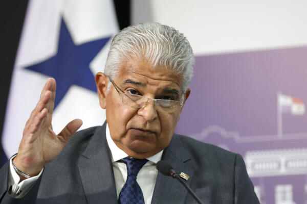 El presidente de Panamá, José Raúl Mulino, habla durante una conferencia de prensa este jueves en Ciudad de Panamá(Panamá). EFE/ Bienvenido Velasco