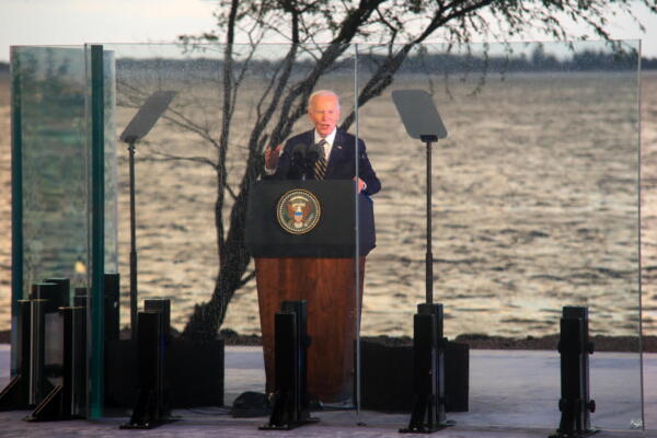 El presidente de EE. UU., Joe Biden, pronuncia un discurso en el Museo de la Esclavitud en Luanda,2024. Biden está en Angola en una visita estatal de tres días que incluye un discurso en el Museo de la Esclavitud y una cumbre internacional sobre el Corredor de Lobito. EFE/EPA/AMPE ROGERIO