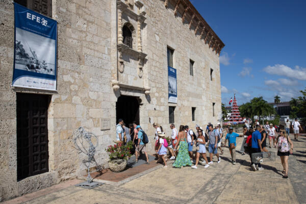 Un grupo de personas ingresa al Museo de las Casas Reales, en la ciudad colonial