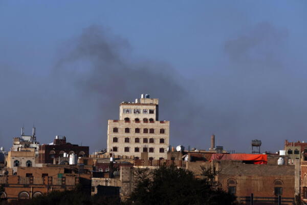 El humo se eleva del aeropuerto de Sana'a tras los ataques aéreos israelíes