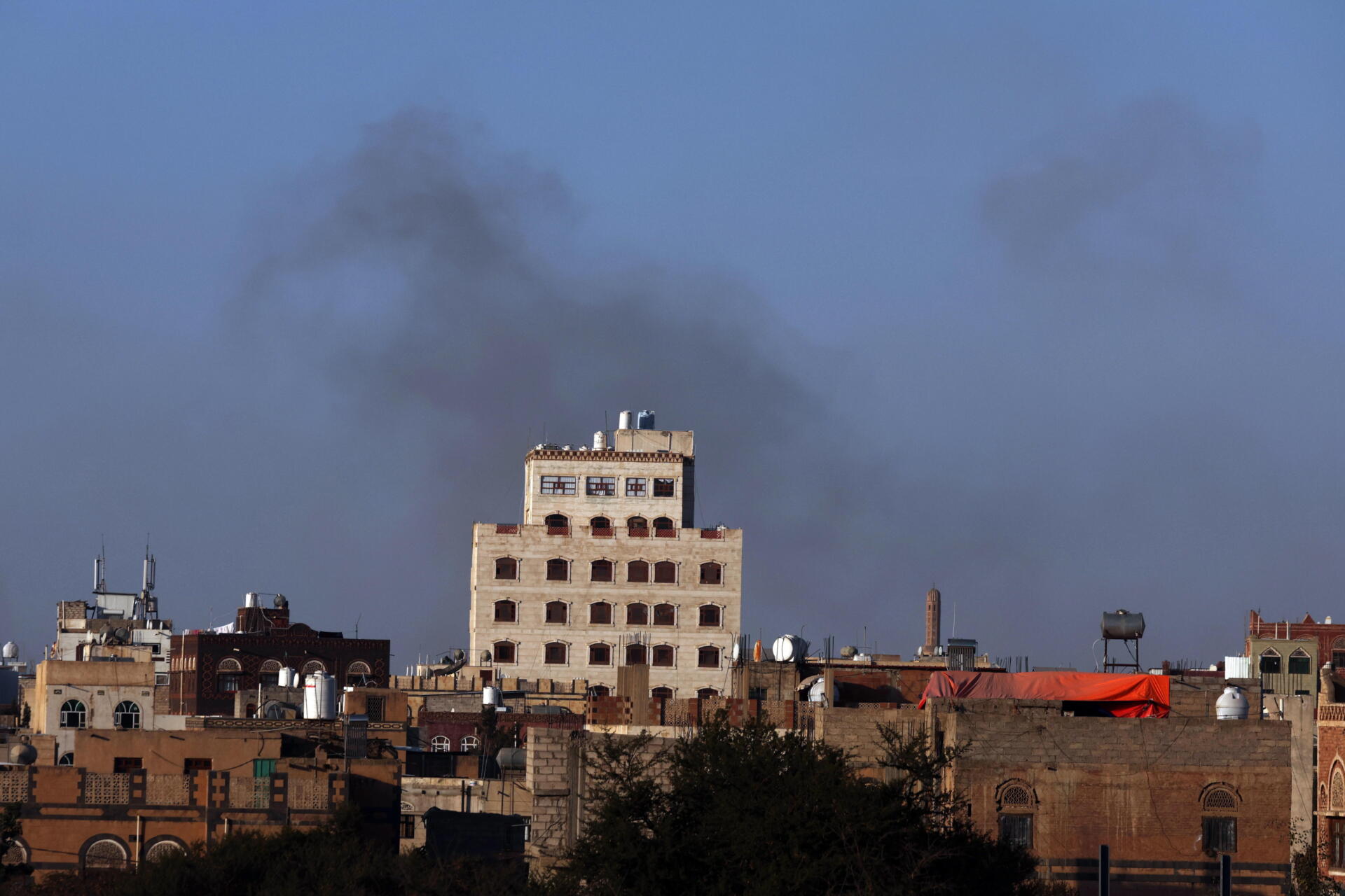 El humo se eleva del aeropuerto de Sana'a tras los ataques aéreos israelíes