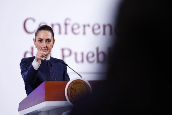 LLa presidenta de México, Claudia Sheinbaum, habla durante una rueda de prensa este jueves,
