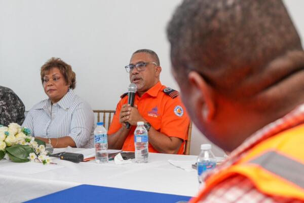 La gobernadora de la Provincia Santo Domingo, Lucrecia Santana Leyba, lideró una importante reunión con el Comité Provincial de Mitigación y Respuesta (CPMR) y representantes de la Defensa Civil.