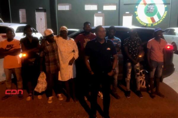 Arrestan dominicano por transportar  haitianos indocumentados. (foto, fuente externa)