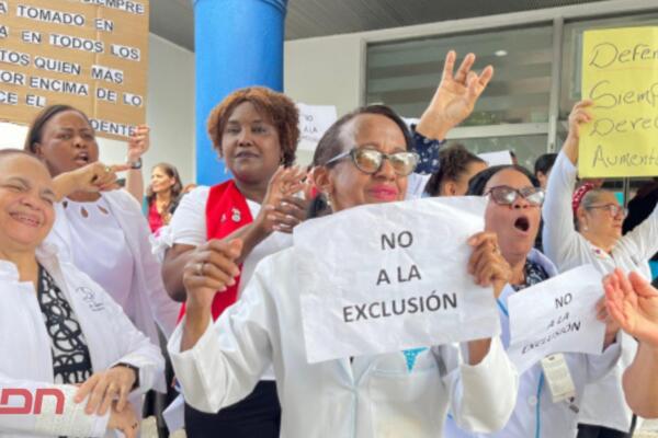 médicos, bionanalistas, enfermeras y personal administrativo del departamento de gastroenterología de la Ciudad Sanitaria Dr. Luis Eduardo Aybar se manifestaron a las afueras del área de emergencia.