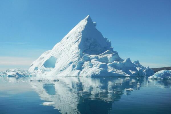 El iceberg más grande y antiguo del mundo, el A23a, se ha roto y se encuentra ahora flotando a la deriva por el océano Antártico.