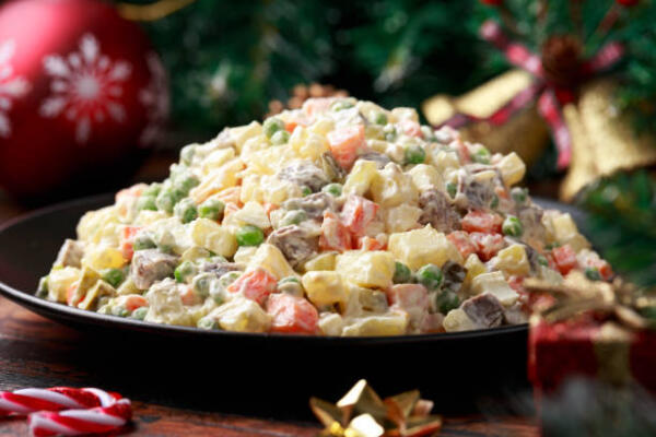 CAprende a preparar ensalada rusa: ¿la prefieres con o sin remolacha? 
