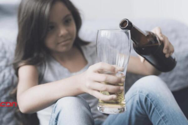 Las autoridades han registrado varios casos de intoxicación alcohólica en menores de edad. (foto, fuente externa)