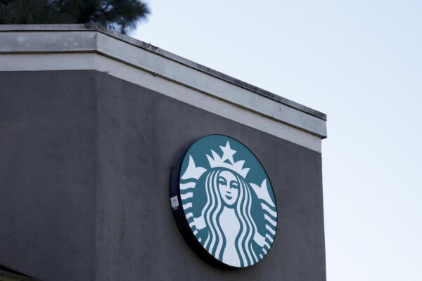El logotipo de Starbucks se muestra en una de sus tiendas en Burbank, California.
EFE/EPA/Caroline Brehman