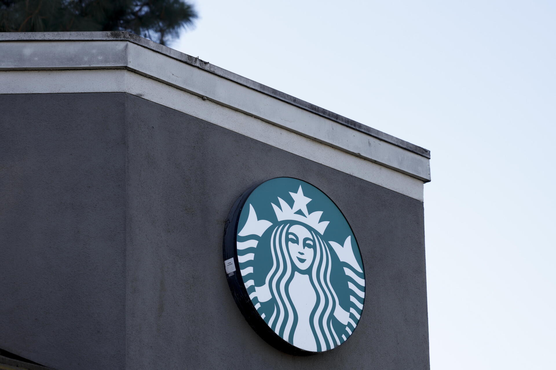 Empleados de Starbucks realizan huelga en EE.UU.