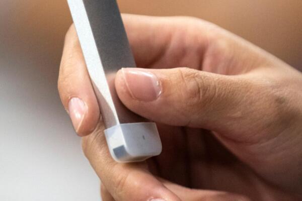 Dispositivo electrónico conocido como (vaper). EFE/EPA/ETIENNE LAURENT