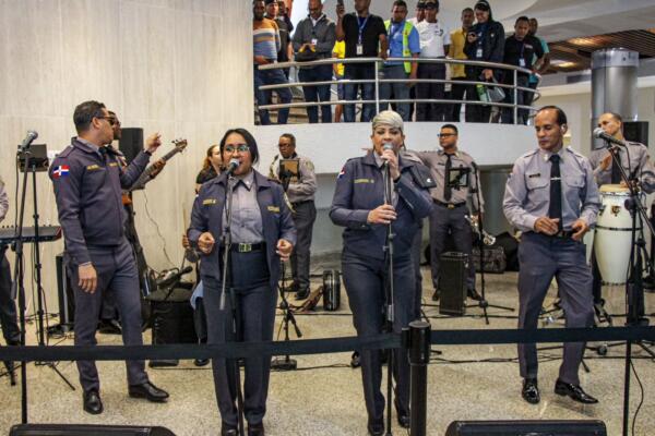 ¿Un RD Police Show?: Policía Nacional lleva música y diversión a viajeros en el AILA