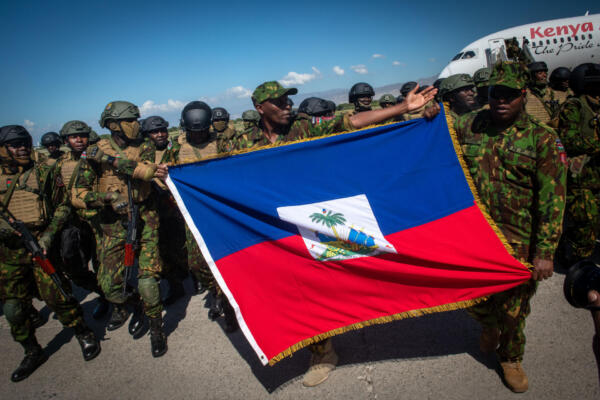 Trescientos policías kenianos llegaron este sábado a Puerto Príncipe para sumarse a la Misión Multinacional de Apoyo a la Seguridad de Haití (foto: EFE/ Johnson Sabin)