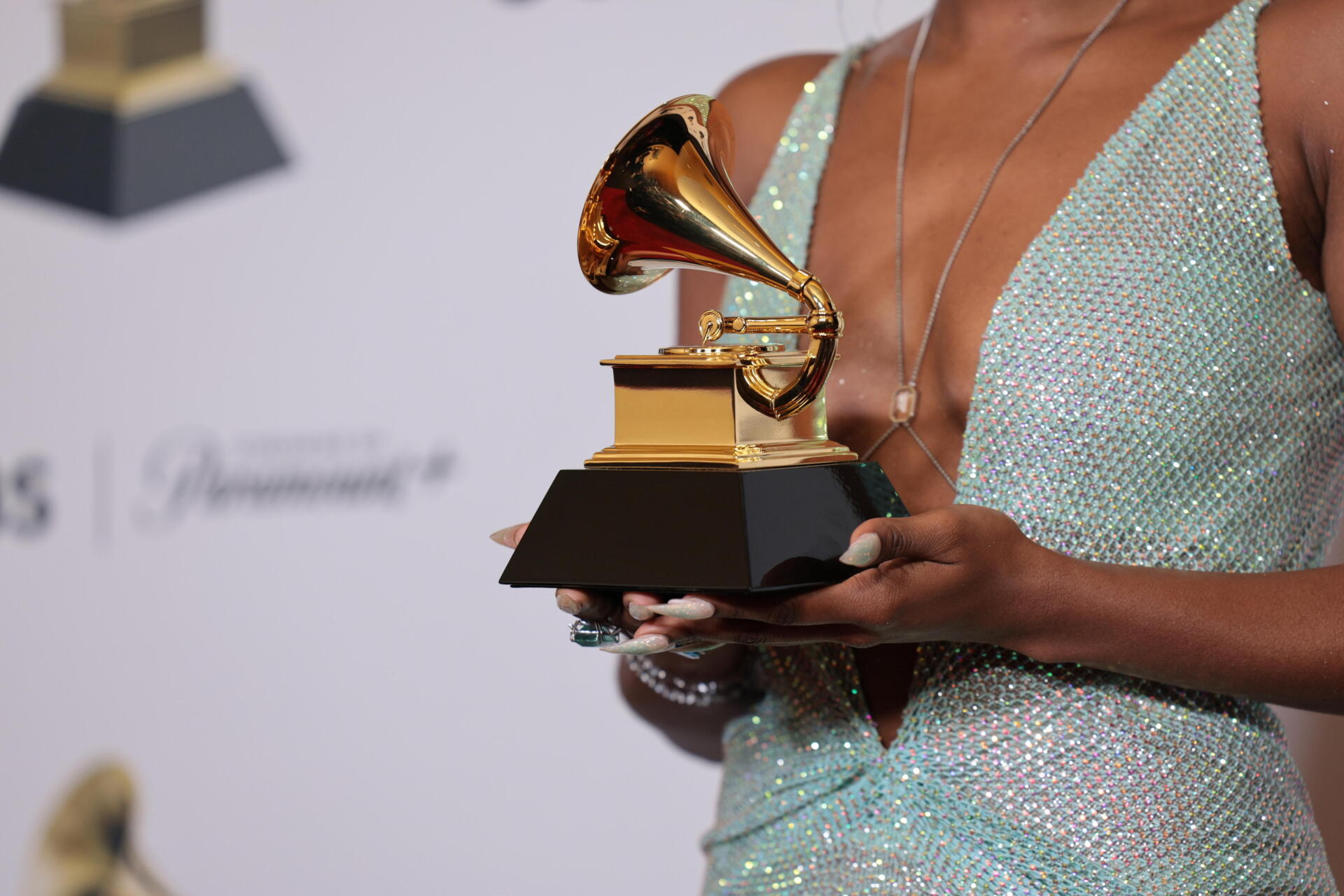 Fotografía de archivo de una estatuilla de los premios Grammy.