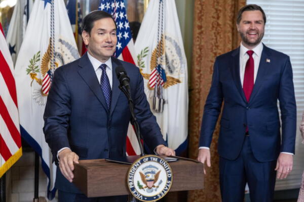 Marco Rubio hace reír a JD Vance con una broma sobre 'Geico' durante la ceremonia de juramento