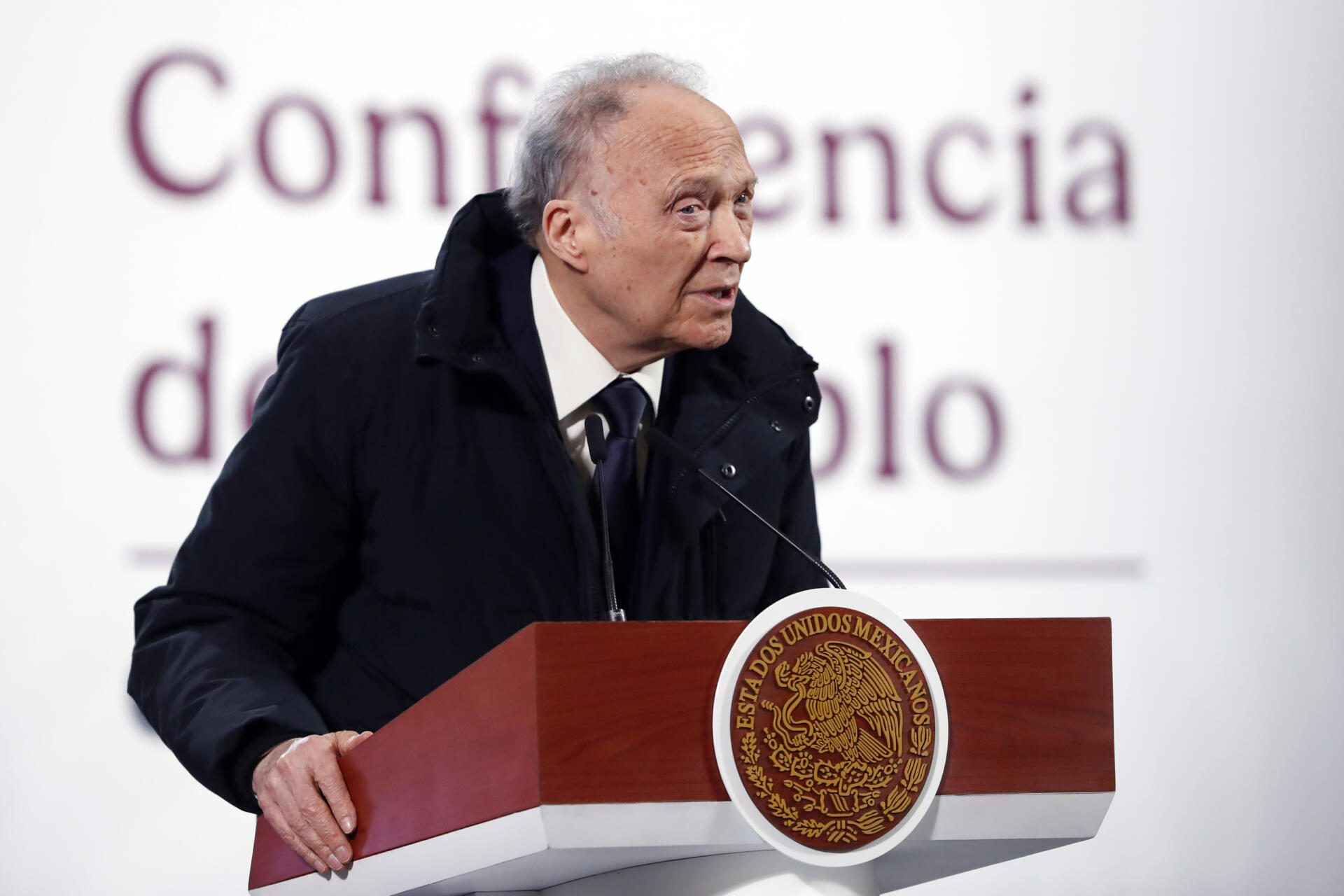 El fiscal general de México, Alejandro Gertz Manero, habla durante una rueda de prensa este jueves