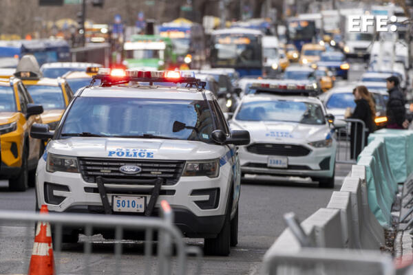 Integrantes de la Policía de New York vigilan afuera de la Torre Trump este jueves, en 5 av de Manhattan New York