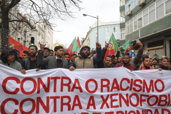 Participantes en una manifestación contra el racismo y la xenofobia organizada este sábado en Lisboa