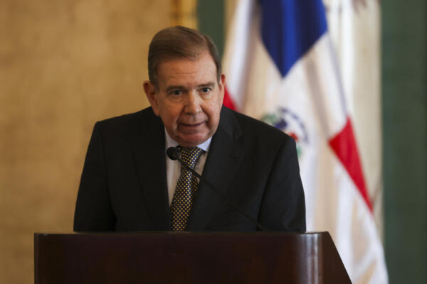 El líder opositor venezolano Edmundo González Urrutia habla en el Palacio Nacional