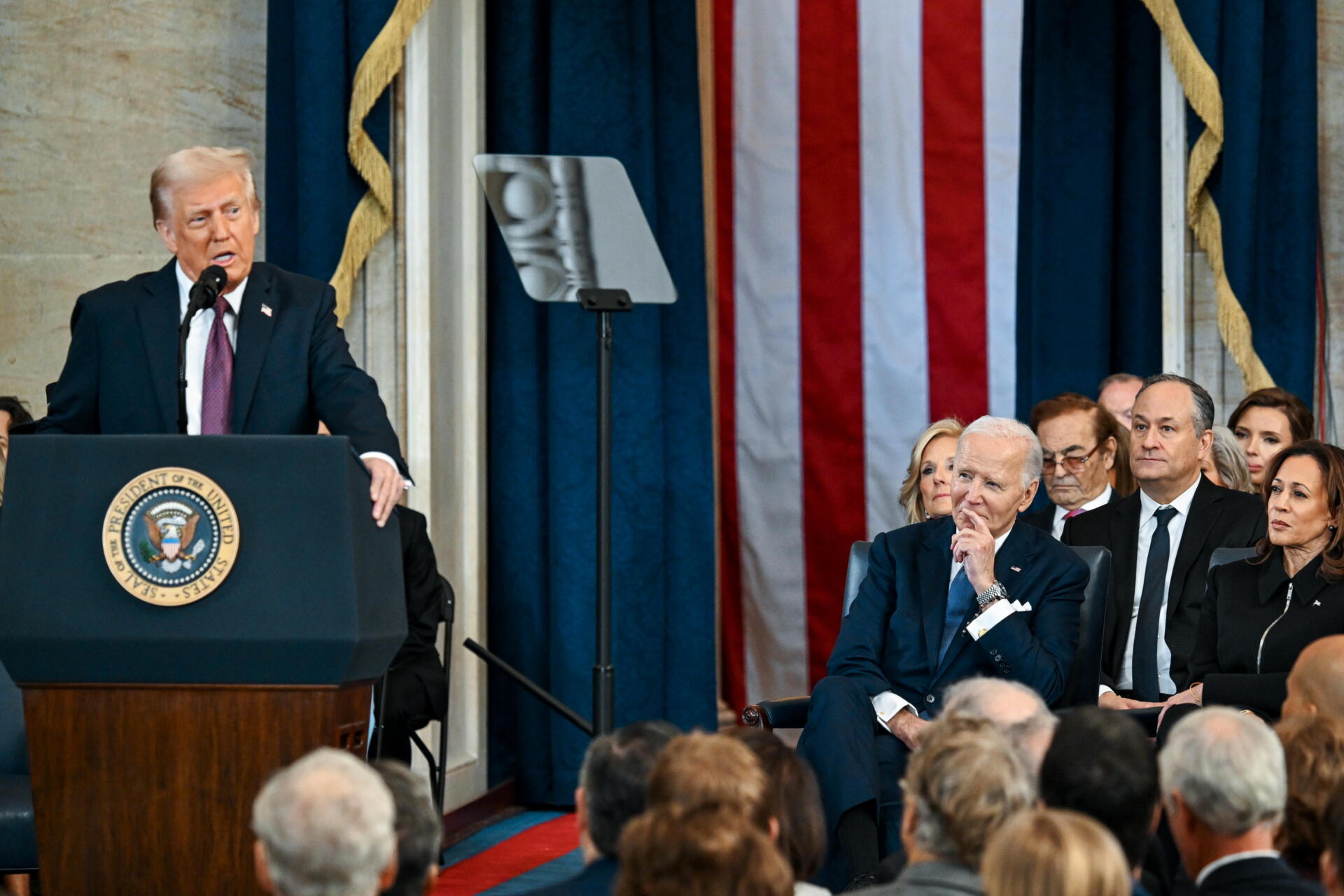 El presidente de EE.UU., Donald Trump, habla junto al expresidente Joe Biden, el exsegundo Caballero Doug Emhoff y la exvicepresidenta Kamala Harris