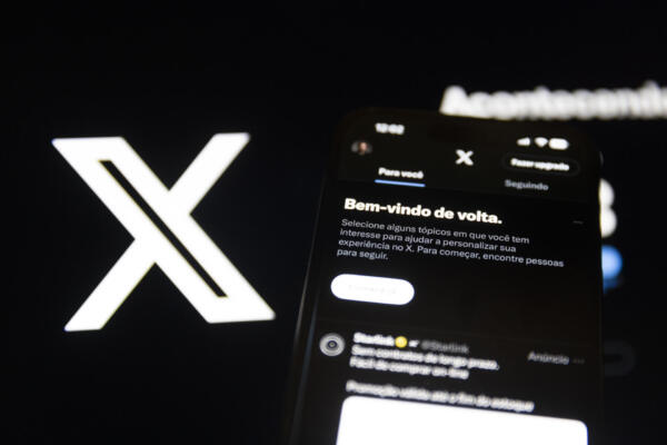 Miles de usuarios abandonan X a través de HelloQuitX en el día de la investidura de Trump