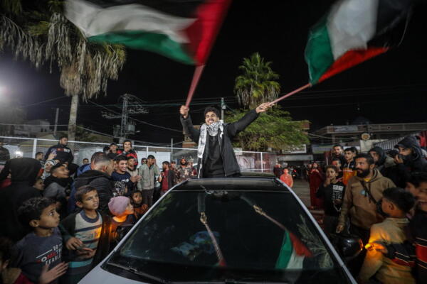 Palestinos reaccionan a las noticias de un acuerdo de alto el fuego con Israel, este miércoles, en Deir al Balah, centro de la Franja de Gaza. EFE/MOHAMMED SABER