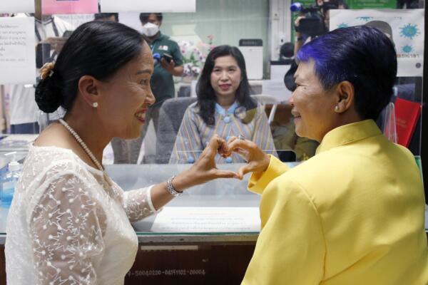 Una pareja LGTB tailandesa tras contraer matrimonio a raíz de la entrada en vigor hoy de las uniones igualitarias en el país (foto: EFE)