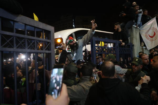 Presos palestinos liberados por Israel llegan a Ramala, donde les esperan sus familiasRamala, Cisjordania, 30 de enero de 2025. Hamás liberó a ocho rehenes de Gaza el 30 de enero, y Israel liberó a 110 prisioneros palestinos a cambio. Esto marca el tercer intercambio de este tipo en la primera fase de un acuerdo de liberación de rehenes y alto el fuego entre Israel y Hamas, implementado el 19 de enero de 2025. (Ramala) EFE/EPA/ALAA BADARNEH